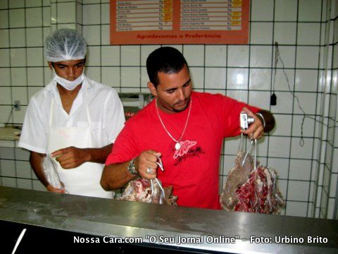 Fiscais da Vigil&acirc;cia Sanit&aacute;ria retiram carnes estragas do balc&atilde;o frigorifico