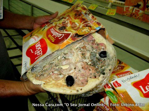 O inspetor sanit&aacute;rio mostra para a imprensa o produto que provavelmente est&aacute; estragado