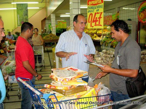 Sr. Dornas, diretor operacional da empresa tenta argumentar com os fiscais que os produtos estragados n&atilde;o estavam na &aacute;rea de vendas