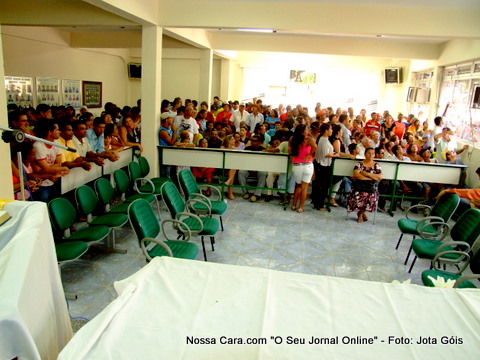 Pov&atilde;o lotam as depend&ecirc;ncias da C&acirc;mara para ver a posse dos seus candidatos eleitos em 5 de outubro