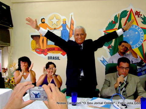 O prefeito Osvaldo Gomes Carib&eacute;, ao&oacute;s prestar o juramento 