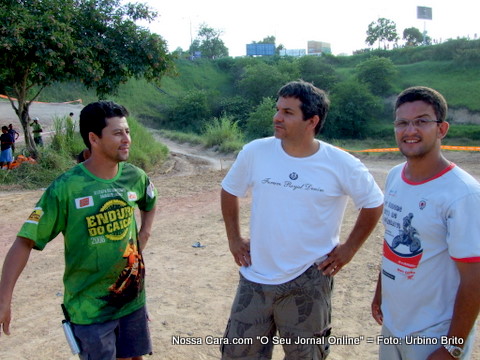 O empres&aacute;rio Eduardo Bathomarco (Aurora) conversa com Hiroshi (verde) e outro amigo tamb&eacute;m desportista