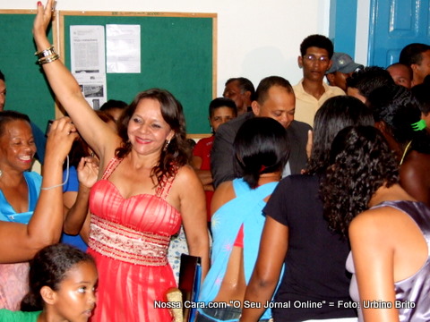 Neone e Guimar&atilde;es chegam a C&acirc;mara para tomar e s&atilde;o aplaudidos pelos seus eleitores