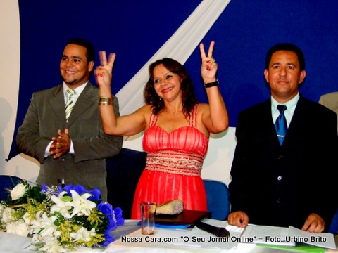 Ladeada pelo veradores Orleans (direita) e Ant&ocirc;nio Valette (direita) Neone faz um duplo V da vit&oacute;ria 