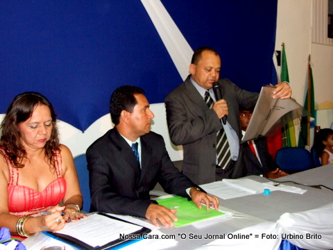 O vice-prefeito Jos&eacute; Guimar&atilde;es, faz o juramento ao tomar posse