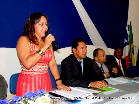 A prefeita Neone Cordeiro faz o juramento durante a posse