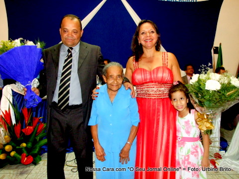 Neone Coredeiro (prefeita0 e Jos&eacute; Guimar&atilde;es (vice-prefeito) s&atilde;o homenageados com flores