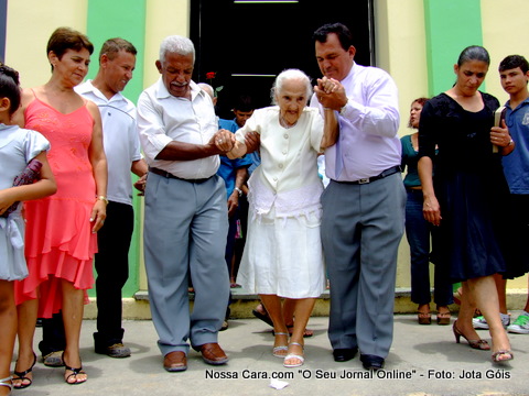Dona Joventina Ferreira, ladeada de parentes e amigos na sa&iacute;da da missa