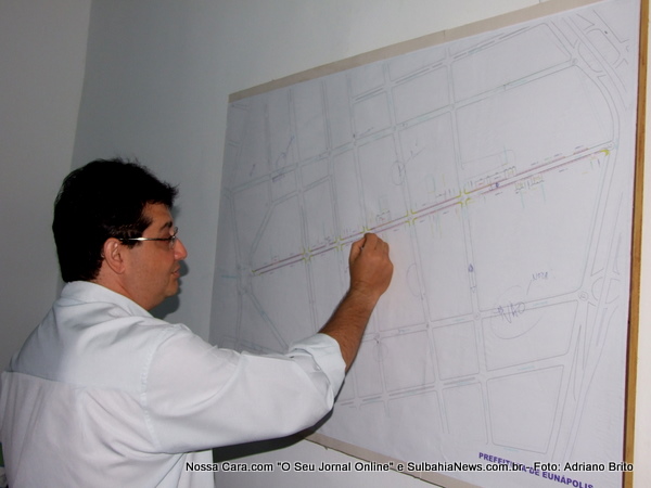 Eduardo Faria, demonstra no mapa para a nossa equipe com ser&aacute; o estacionamento no centro de Eun&aacute;polis 