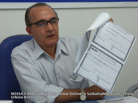 Jadilson Moraes, exibe para a imprensa os recibos de retirada de Zeca Santana enquanto presidente da CDL
