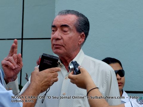 O Senador Jo&atilde;o Durval Carneiro, sendo entrevistado pelos colegas da imprensa 
