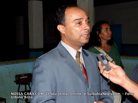 O promotor p&uacute;blico Jo&atilde;o Alves Neto, fala para a imprensa ap&oacute;s o t&eacute;rmino da reuni&atilde;o 