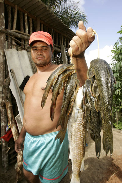 Israel Gomes da Silva, 34, que vive do rio desde os 13 anos, ser� o fim dos pescadores - Foto Joa Souza / A Tarde