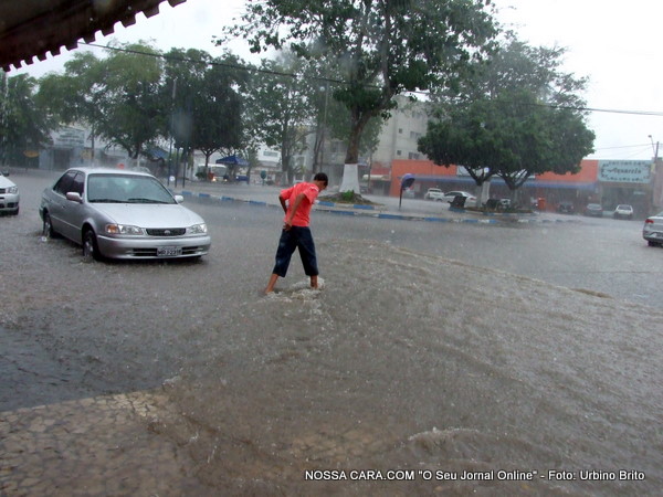 Vinte minutos de chuva forte por&eacute;m com menos intesidade de outras que j&aacute; conteceram transformaram a pra&ccedil;a da Bandeira e a entra da rua do sac num rio