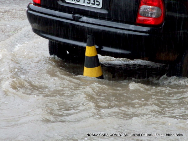 Cone arrastado pela chuva d&aacute; a no&ccedil;&atilde;o exata de como ser&aacute; a 5 de novembro depois do asfalto novo