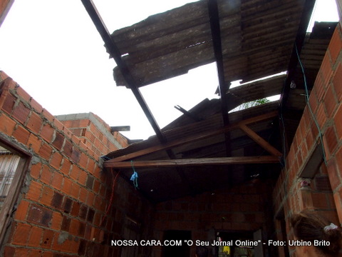 Telahdo de uma casa na rua Belmonte no Pequ&iacute; ficou parcialmanet destruido