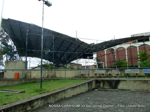 Cobertura da quadra de esportes do col&eacute;gio Modelo Luiz Eduardo Magalh&atilde;es que desabou durante a tempestade