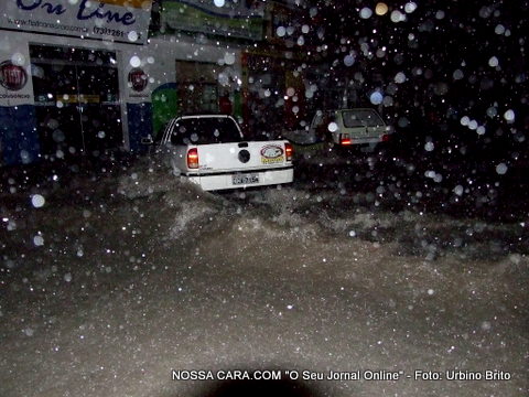 Carro estacionado na 5 de novembro quase sendo arrastado pela for&ccedil;a da agua