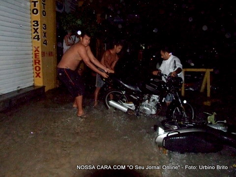 Rua 5 de novembro virou um verdadeiro rio