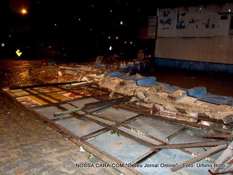 Muro do Col&eacute;gio Roberto Santos totalmente destruido