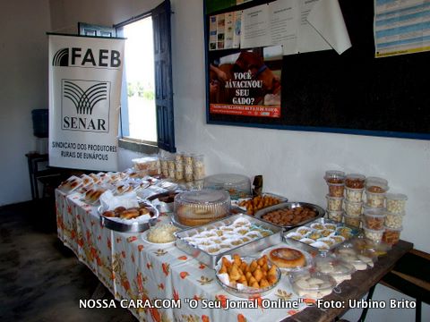 Mesa repletea de doces e muitas variedades de quitutes feitos de mandioca