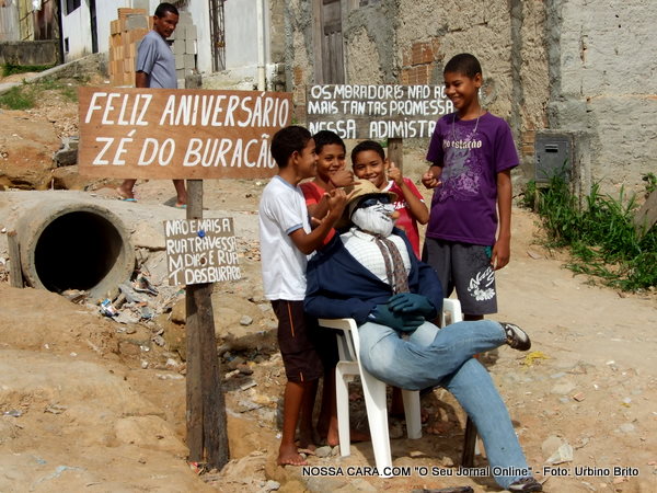 Garotos moradores da rua Marc&iacute;lio Dias e adjasc&ecirc;ncias posam com o Z&eacute; do Burac&atilde;o