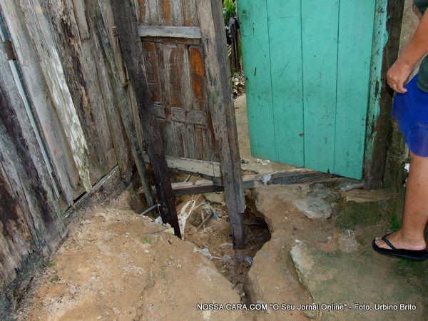 Aqui no beco da casa 685 onde as &aacute;guas da chuva entram belo beco da casa causando s&eacute;rios transtornos