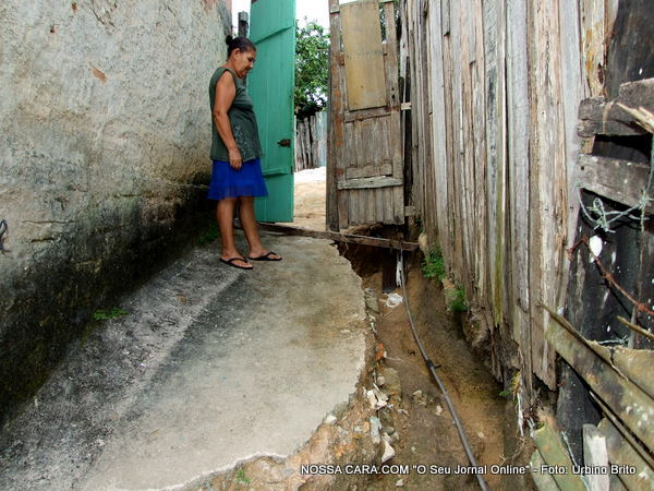Dona Edivalva moradora da casa 685 mostrando para nossa equipe o estrago causado pelas &aacute;guas da chuva