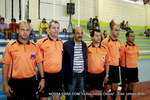 Comiss&atilde;o de &Aacute;rbitragem tendo ao centro Roberto da Roberto Esportes que organizou a competi&ccedil;&atilde;o