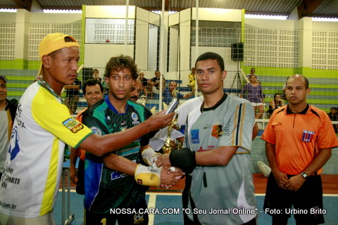 O goleiro Carlos do Time de Eun&aacute;polis, recebe o trof&eacute;u de goleiro menos vazado