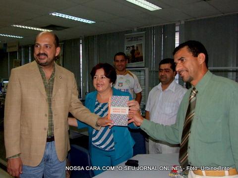 O prefeito Rob&eacute;rio Oliveira a vice-prefeita Maria Menezes e o gerente da ag&ecirc;ncia local da Caixa Paulo Maia exibem o folheto do programa