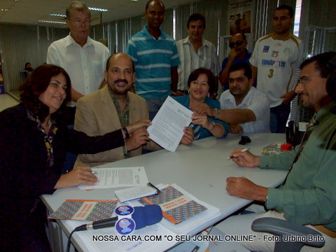 Da esq/direita Carm&eacute;m L&uacute;cia, (pres. C&acirc;mara), o prefeito Rob&eacute;rio Oliveira, Maria Menezes e o vereador Valdiran Marques