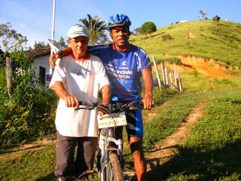 Pedro Barbosa com o senhor Jasmiro dono da fazenda onde nasce o Rio Buranh&eacute;m