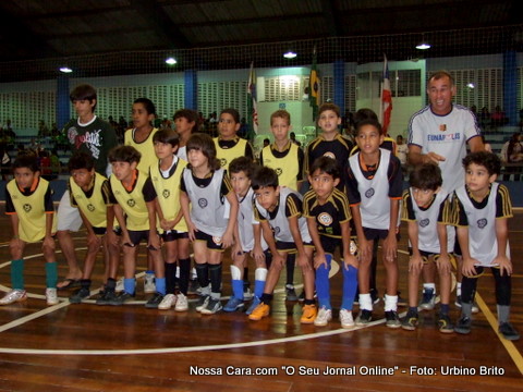 Garotos da escolinha do Artur Nunes que fizeram uma apresenta&ccedil;&atilde;o da competi&ccedil;&atilde;o come&ccedil;ar
