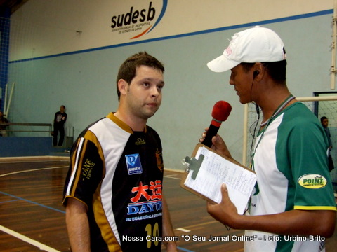 Afonso sendo entrevistado pelo rep&oacute;rter da FM Vida 