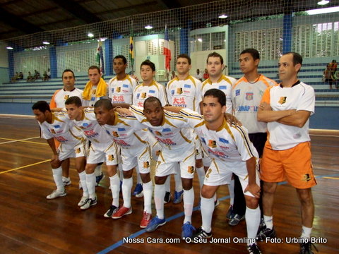 O time de Eun&aacute;polis com o segundo uniforme