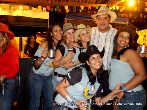 Mulheres bonitas e muitas cerveja de mont&atilde;o