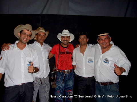 O cantor Netinho do Forr&oacute; (de vermelho) com os organizadores da 6&ordf; Montaria da Lua Cheia