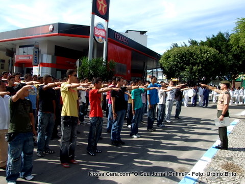 Momento em que os jovens dispensados do servi&ccedil;o militar proferem o juramento &agrave; bandeira