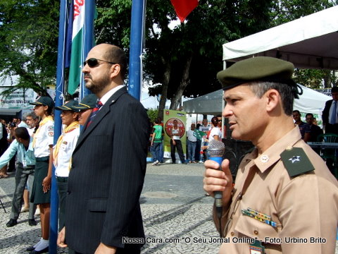 O tenente Macedo e o prefeito Rob&eacute;rio Oliveira, durante o juramento &aacute; bandeira 