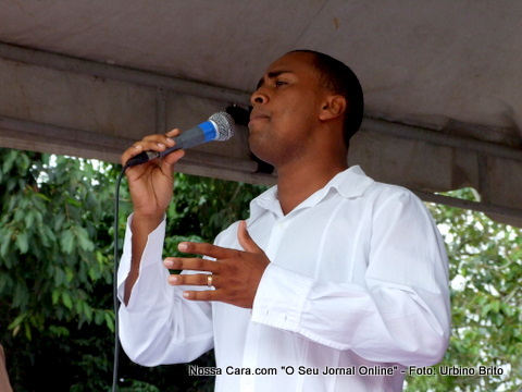 O cantor Neemias canta o Hino Nacional durante a solenidade