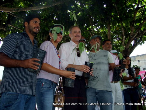 O secret&aacute;rio Municipal de Meio Ambiente Gelton Freitas e sua equipe fazem distribui&ccedil;&atilde;o de mudas de plantas