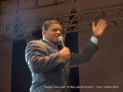 Uma atra&ccedil;&otilde;es evang&eacute;licas da noite foi o pastor e cantor Fernando Lima