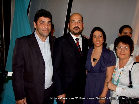 Da esq/direira Carlos Frederico (Ativa FM), o prefeito Rob&eacute;rio Oliveira, a primeira dama Cl&aacute;udia Oliveira e Nevolanda Menezes (chefe de gabinete)