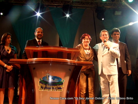 Da esq/direita Cl&aacute;udia Oliveira (primeira dama), Rob&eacute;rio Oliveira (prefeito), Maria Menezes (vice-prefeita), o mission&aacute;rio R.R. Soares e Carlos Frederico (AtivaFM)