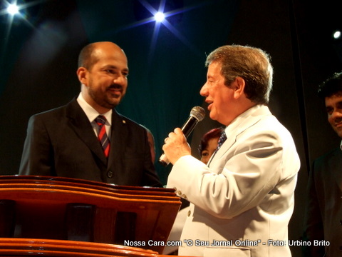 Aqui o prefeito Rob&eacute;rio Oliveira com o pastor R.R. Soares 