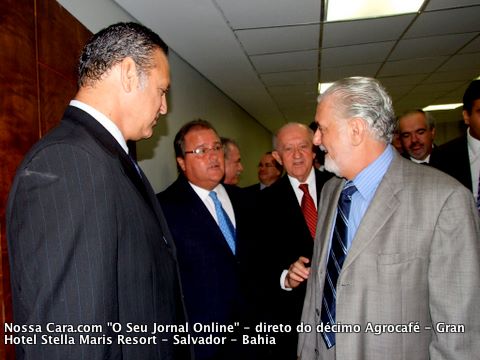 De gravata azul o minstro Geddel Vieira Lima, Jo&atilde;o Lopes Araujo (Assocaf&eacute; gravata vermelha e o governador Jaques Wagner