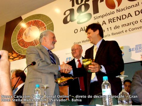O governador Jaques Wagner recebe um pacote de café produzido no estado da Bahia