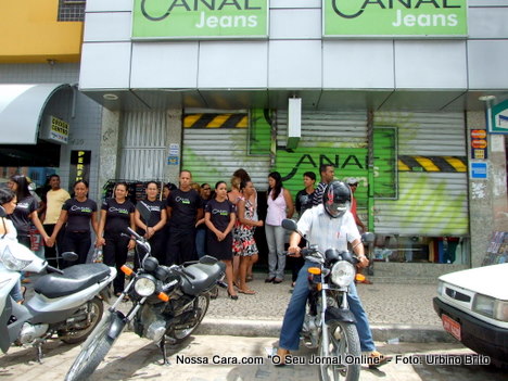 Muitas lajos do centro de Eun&aacute;polis fecharam as portas durante a passagem do cortejo funebre