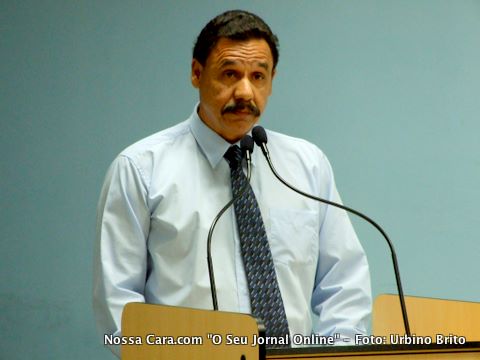 Vereador Am&oacute;s Bispo Pereira discursando na tribuna